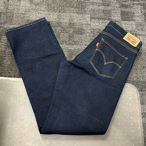 Levi 314 , size 27 , straight leg jean